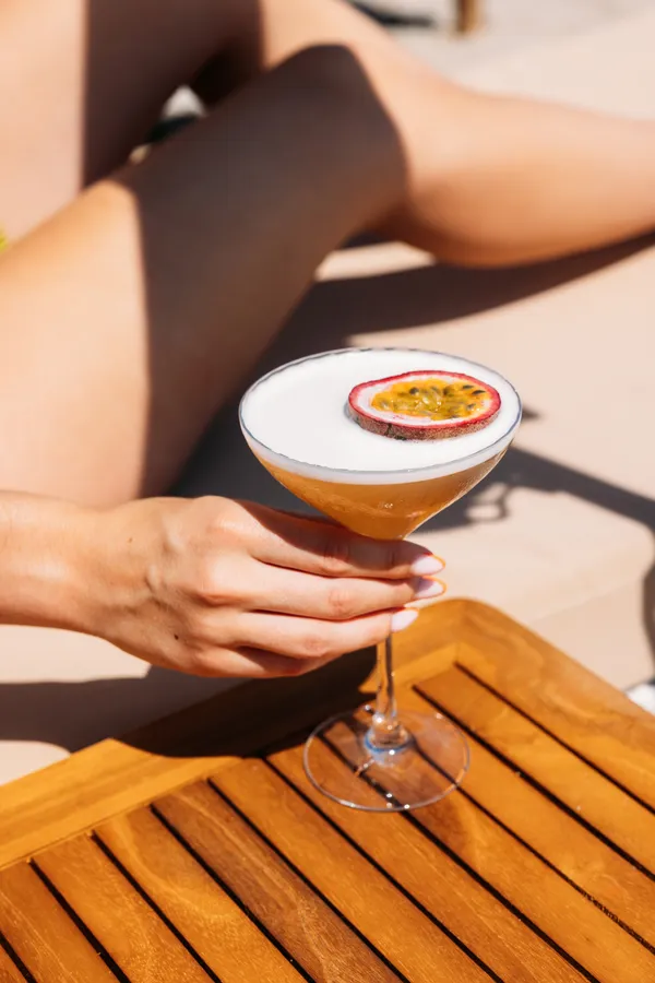 Cocktail servi en terrasse à la Plage des Lézards