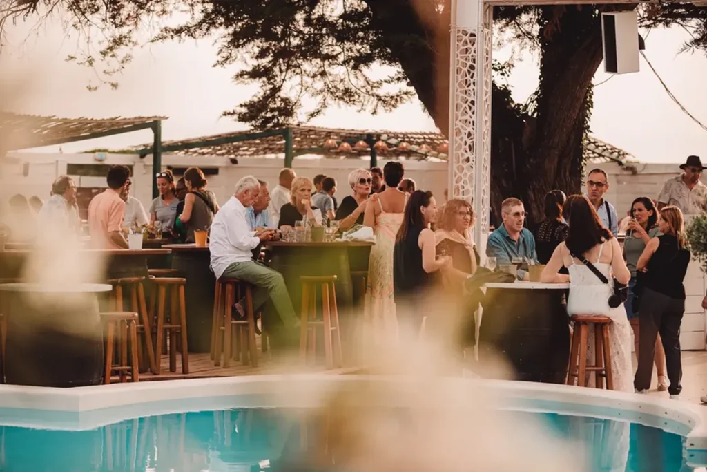Terrasse animée au bord de la piscine du Mas du Ministre