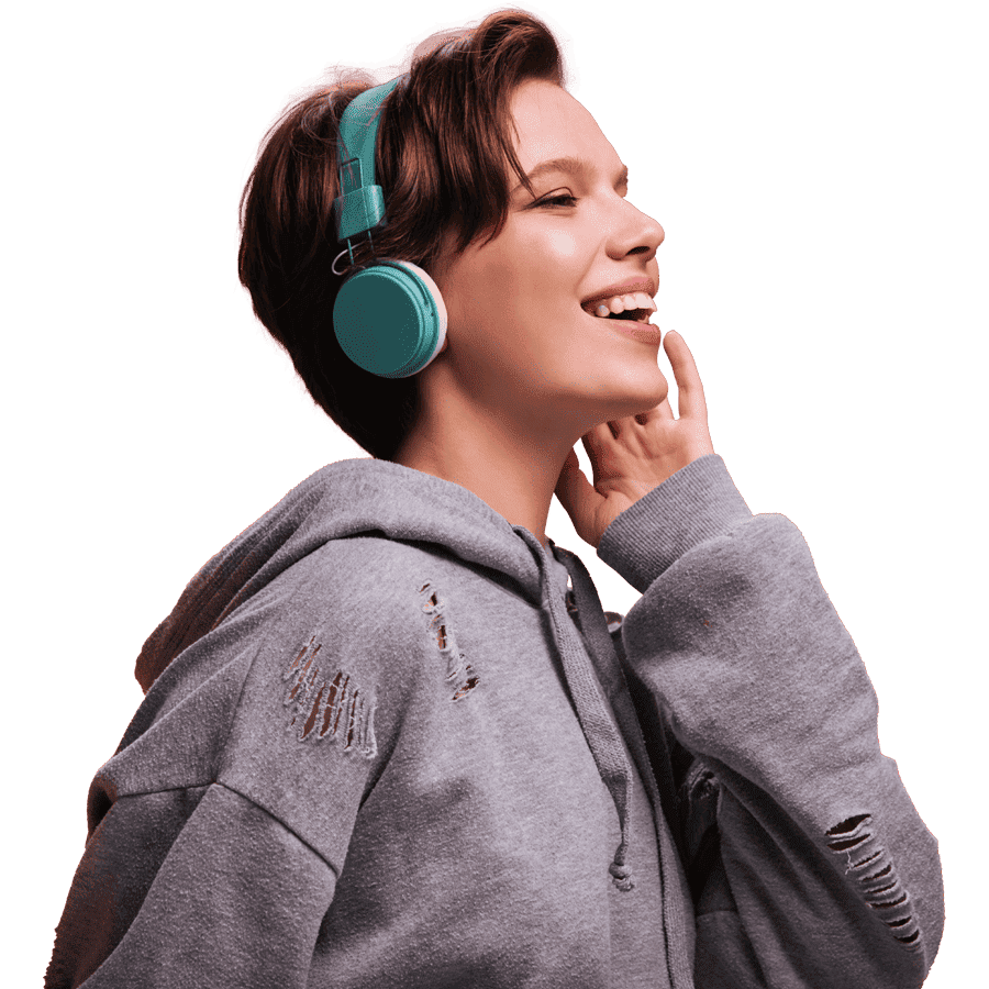 Jeune femme souriante au casque audio, visuel de Mana Agency