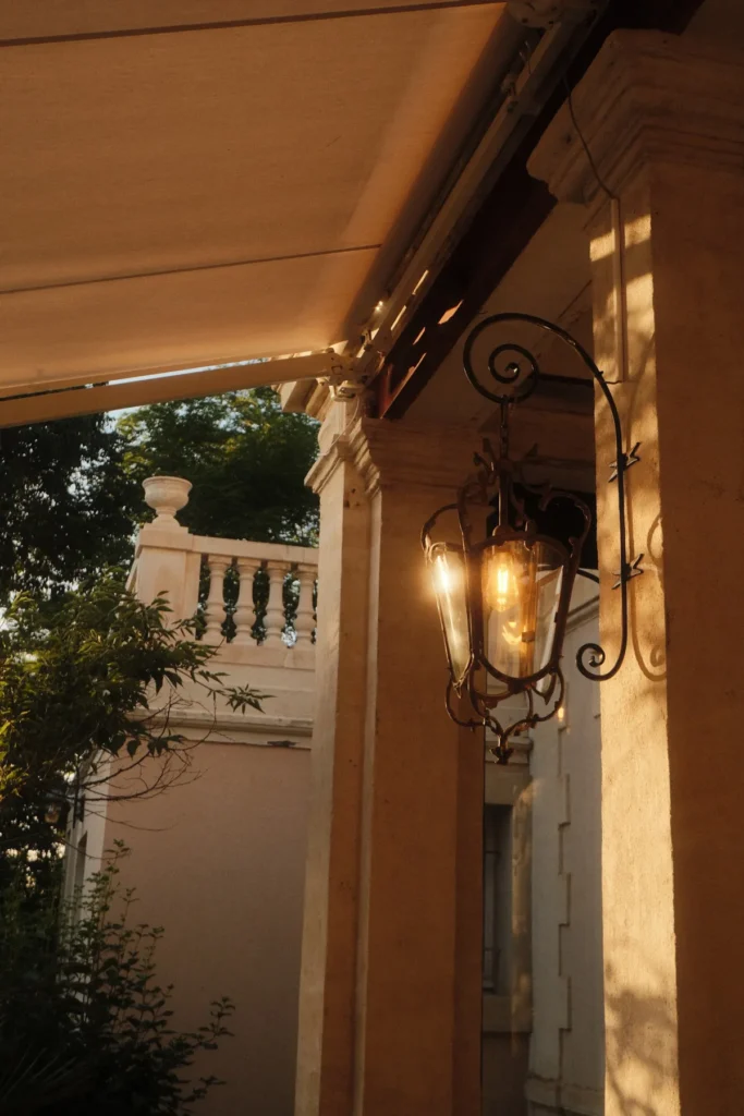 Terrasse éclairée du Château Paloma à Lattes