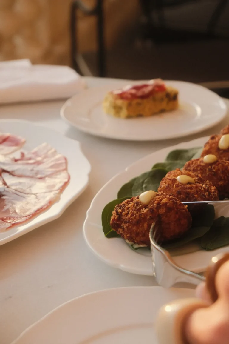 Assiette servie en terrasse au Château Paloma