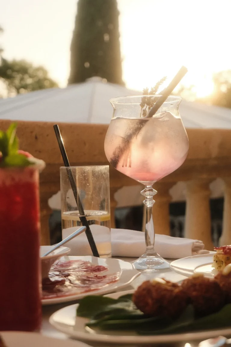 Cocktail au coucher du soleil sur la terrasse du Château Paloma