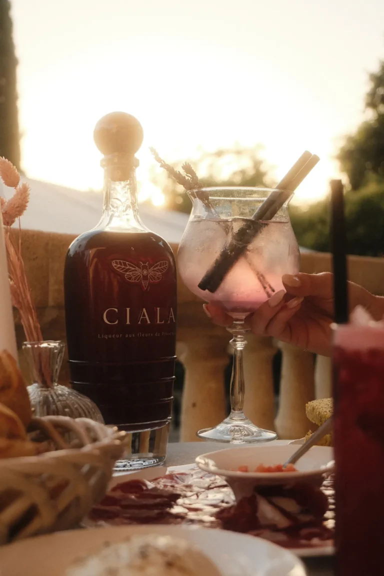 Bouteille et verres en terrasse au Château Paloma
