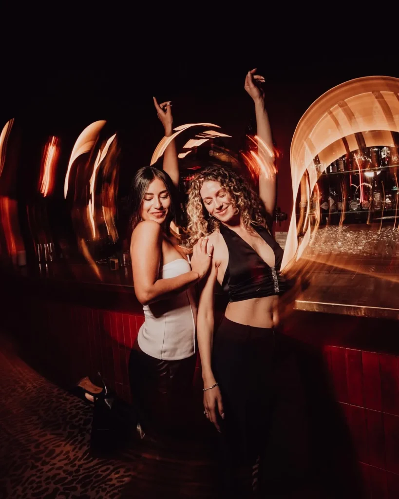 Amies qui dansent un soir de fête à La Notte, Montpellier