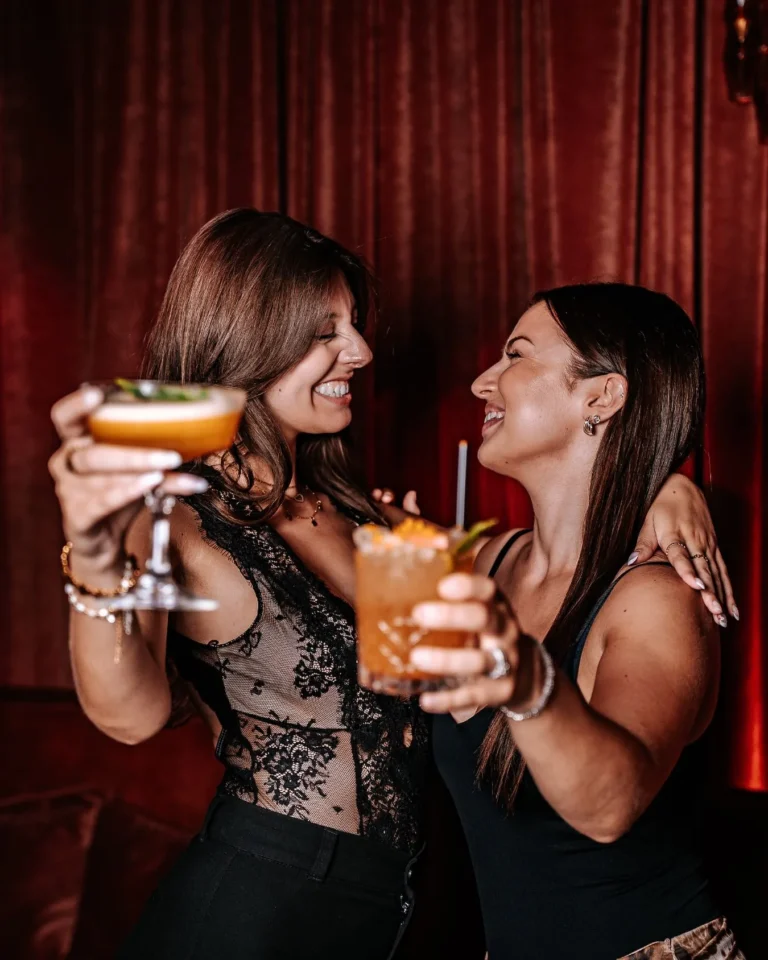 Deux amies trinquent avec des cocktails à La Notte
