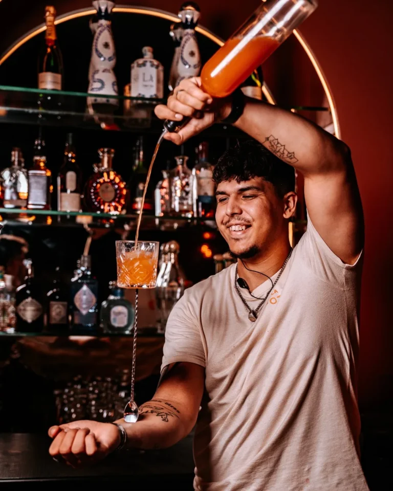 Barman qui prépare un cocktail au bar de La Notte