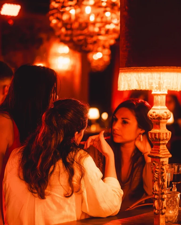 Salle pleine et ambiance tamisée un soir à La Notte, Montpellier