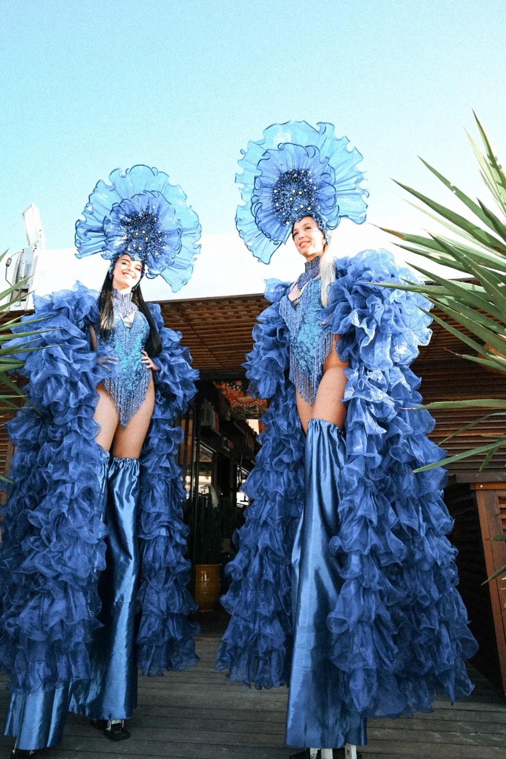 Danseuses en costume à plumes bleues sur échasses à La Voile Bleue, La Grande-Motte