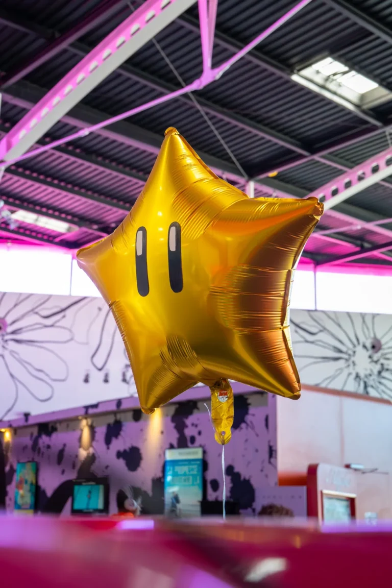 Ballon étoile géant dans le hall du Pathé Odysseum Montpellier