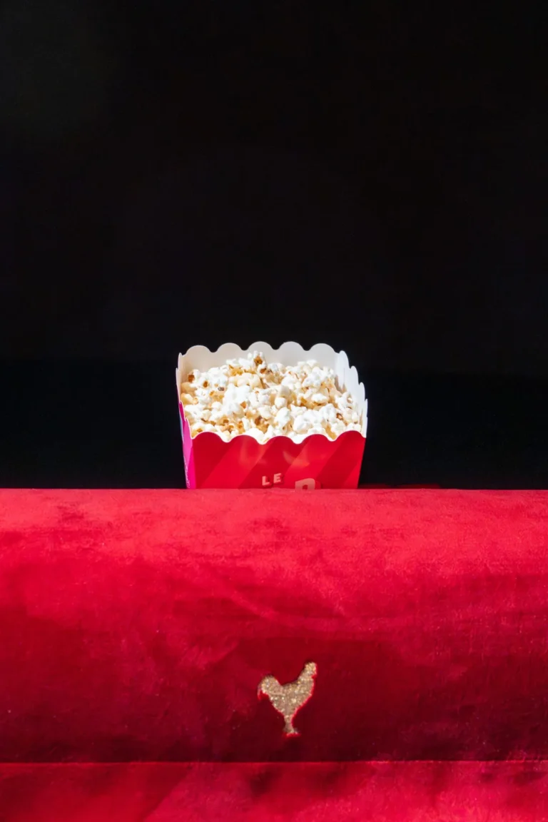 Pot de pop-corn posé sur un fauteuil rouge au Pathé Odysseum