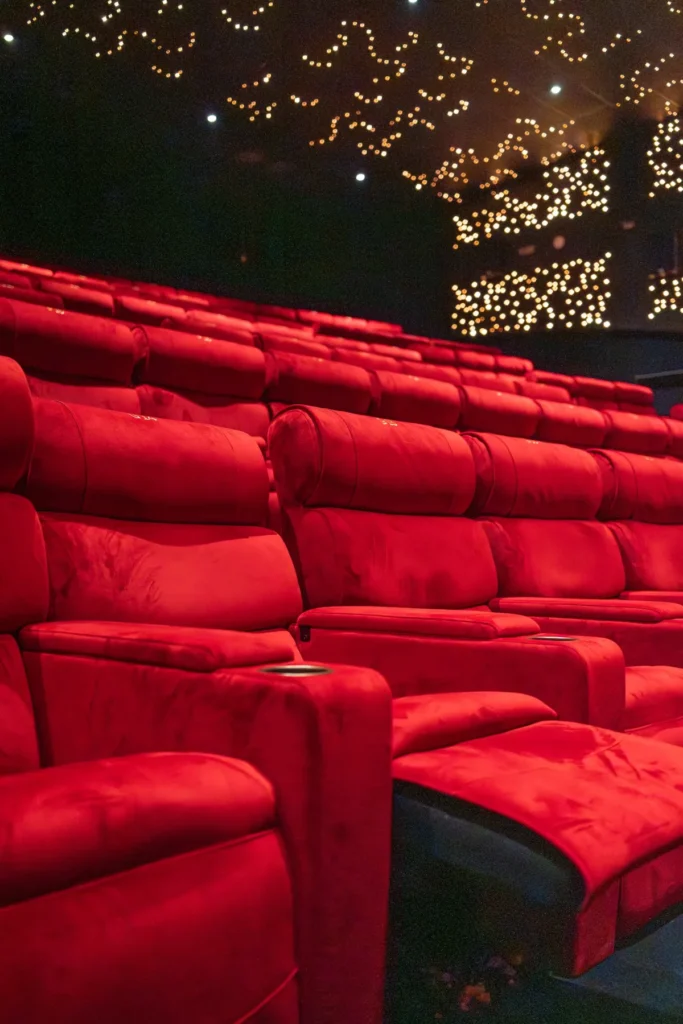 Salle de cinéma aux fauteuils rouges du Pathé Odysseum Montpellier