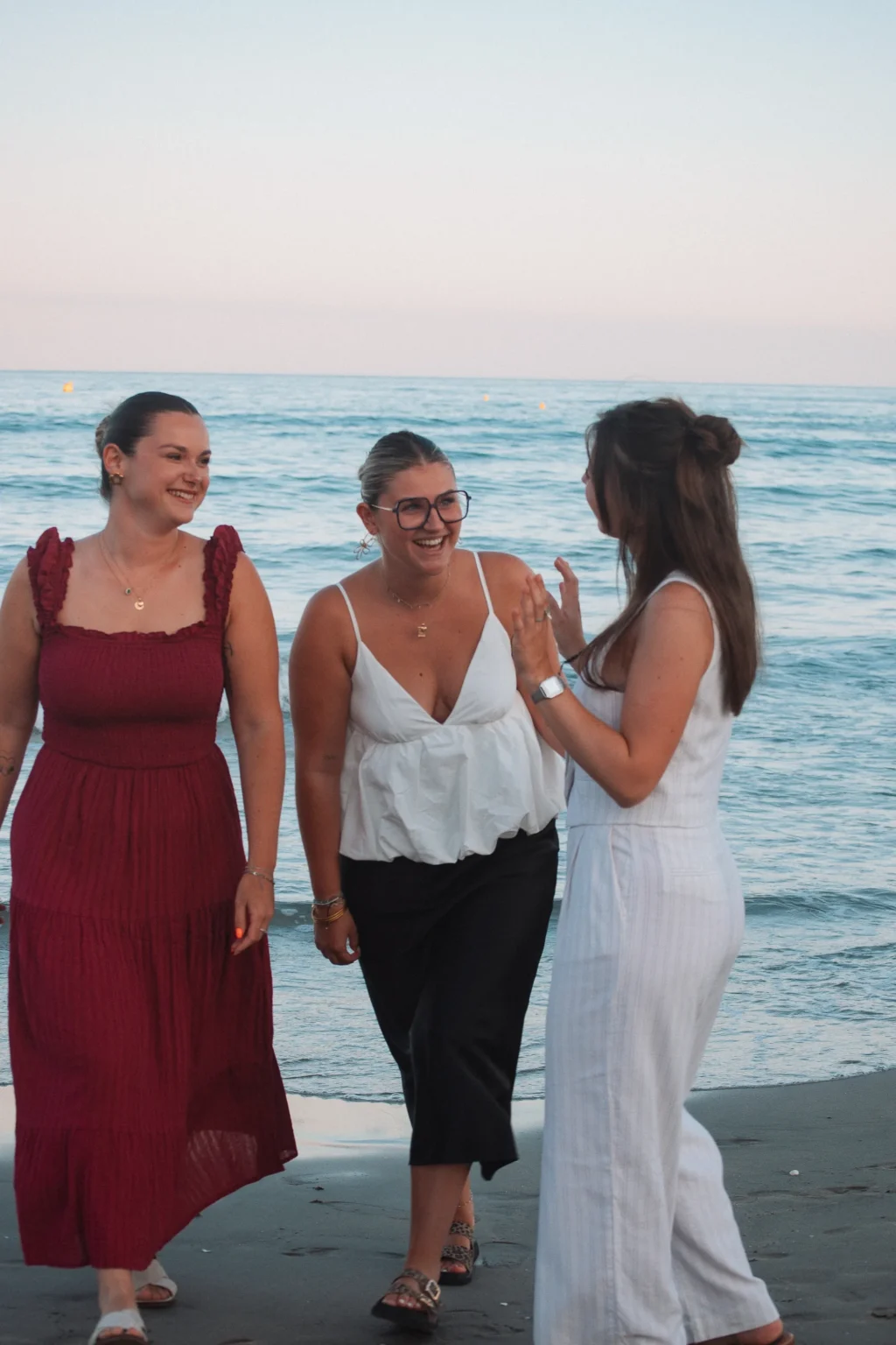 Trois amies sur la plage au coucher du soleil à la Plage des Lézards, Palavas-les-Flots