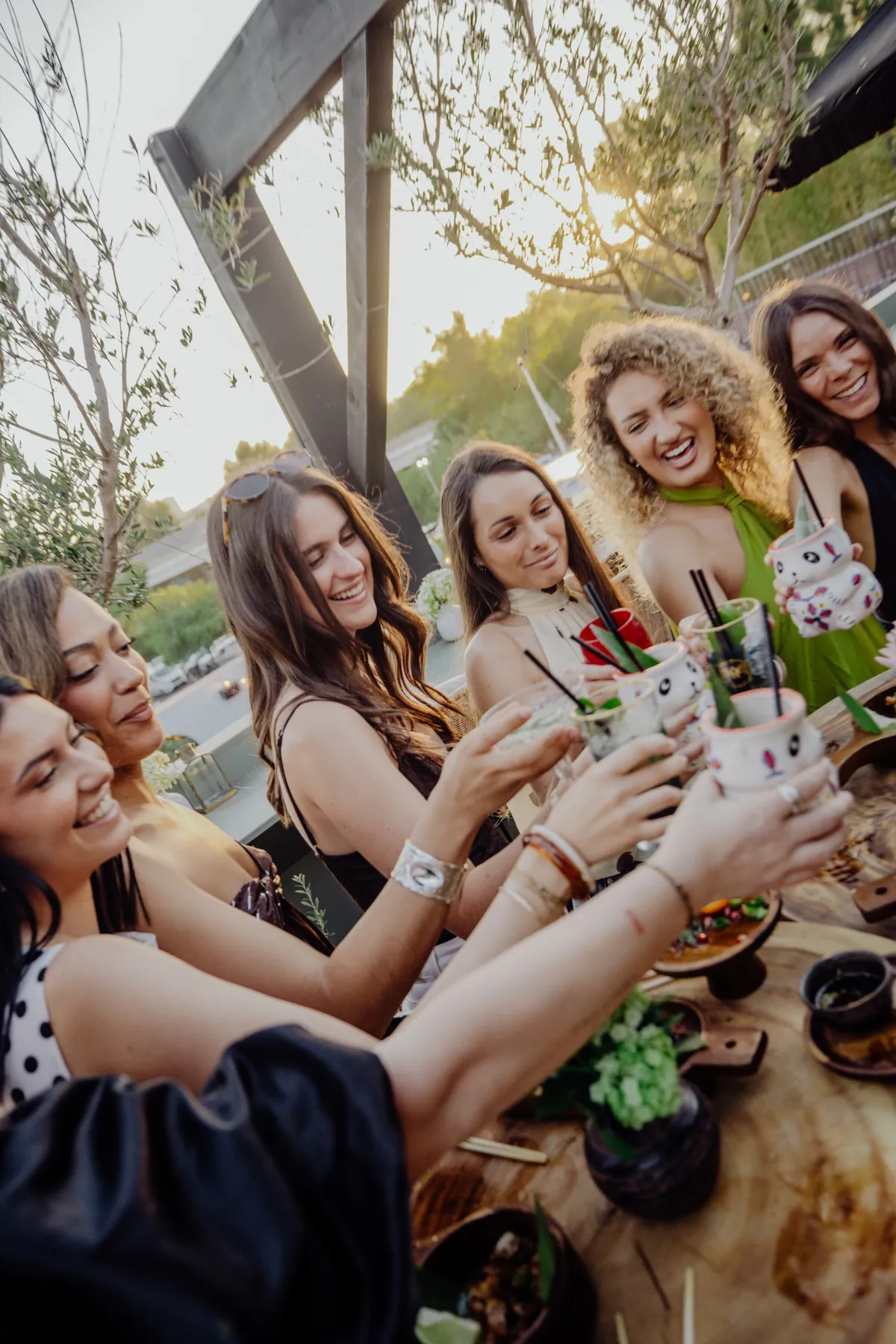 Groupe d'amies trinquant au rooftop Toi Toit Mon Toit