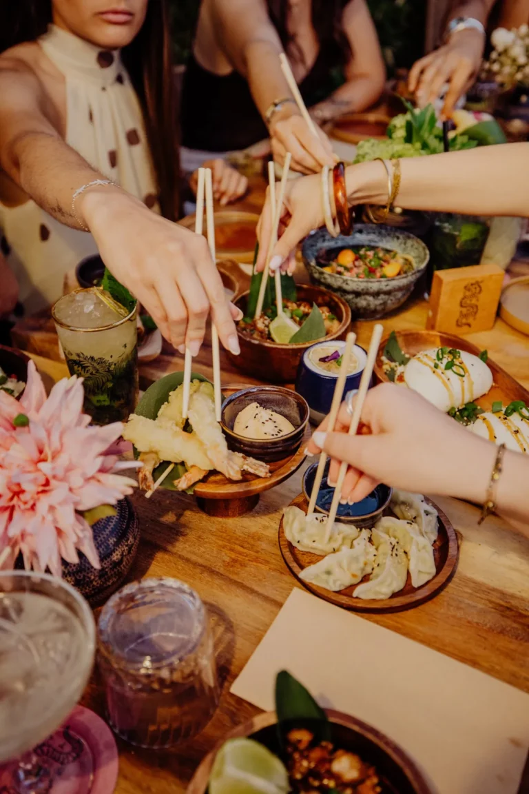 Partage de plats au rooftop Toi Toit Mon Toit, Marché du Lez