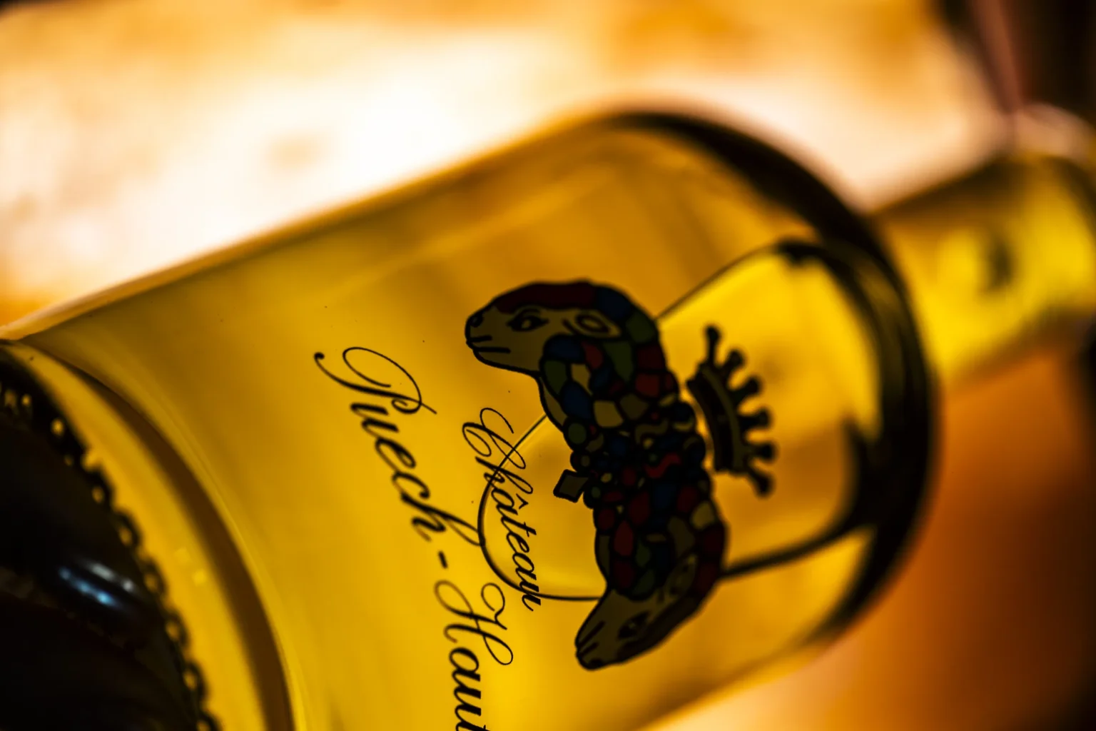 Bouteille du Château Puech-Haut en gros plan
