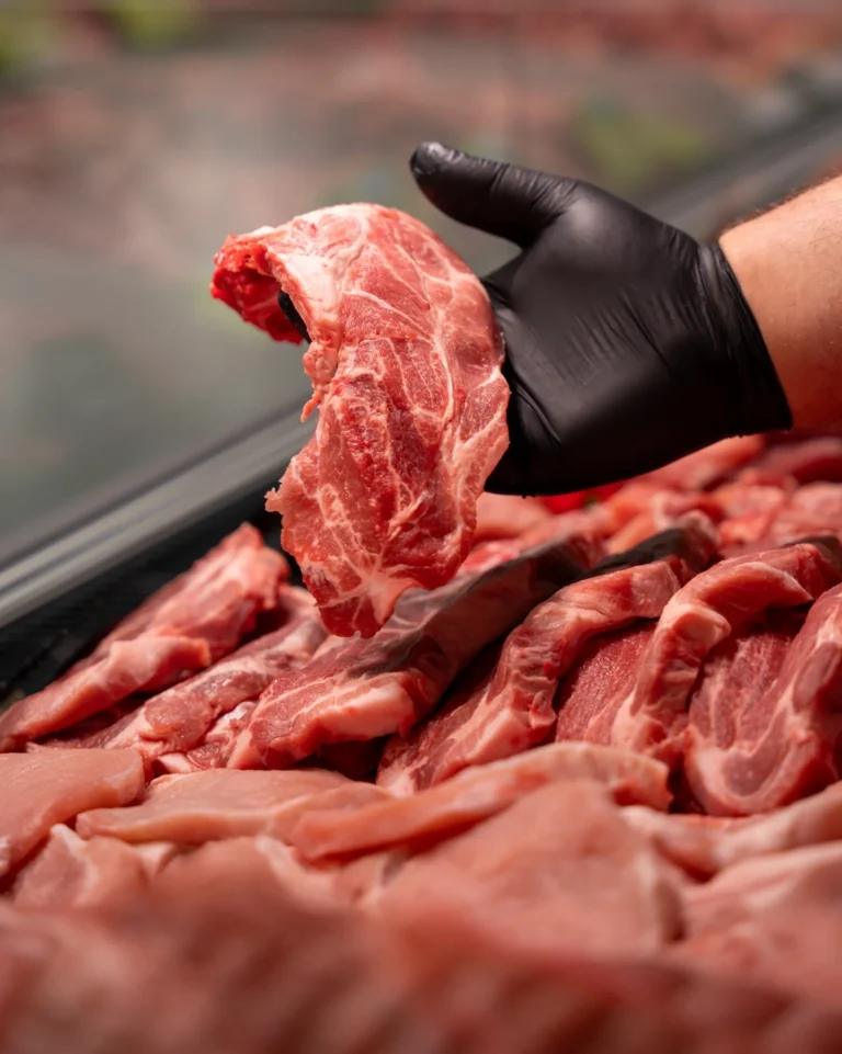 Pièce de viande présentée au rayon boucherie
