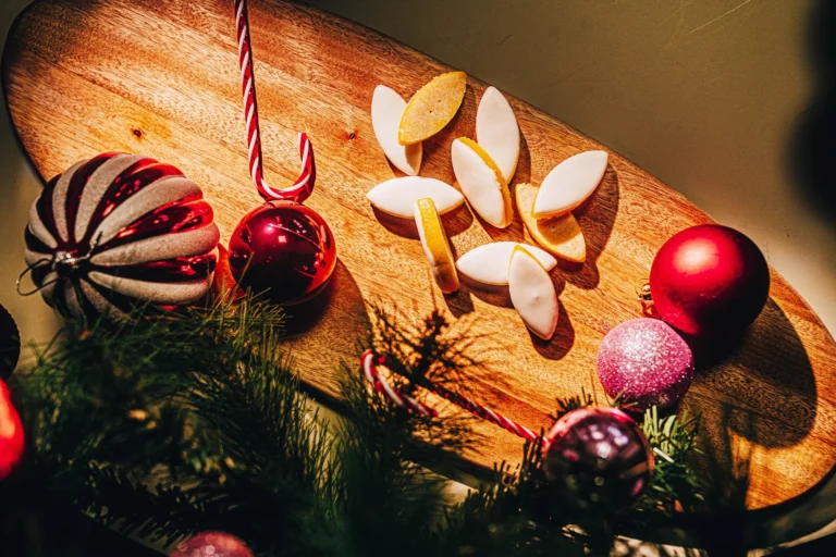 Calissons et décorations de Noël sur une planche en bois