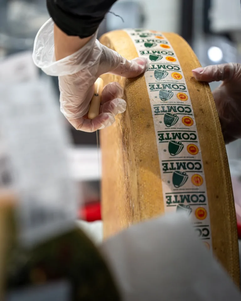 Meule de comté découpée au rayon fromagerie
