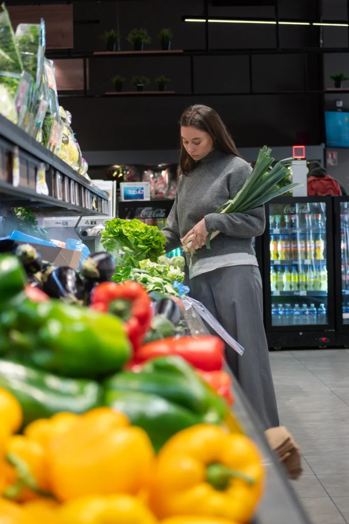 Cliente au rayon fruits et légumes d’Intermarché Nîmes Vacquerolles