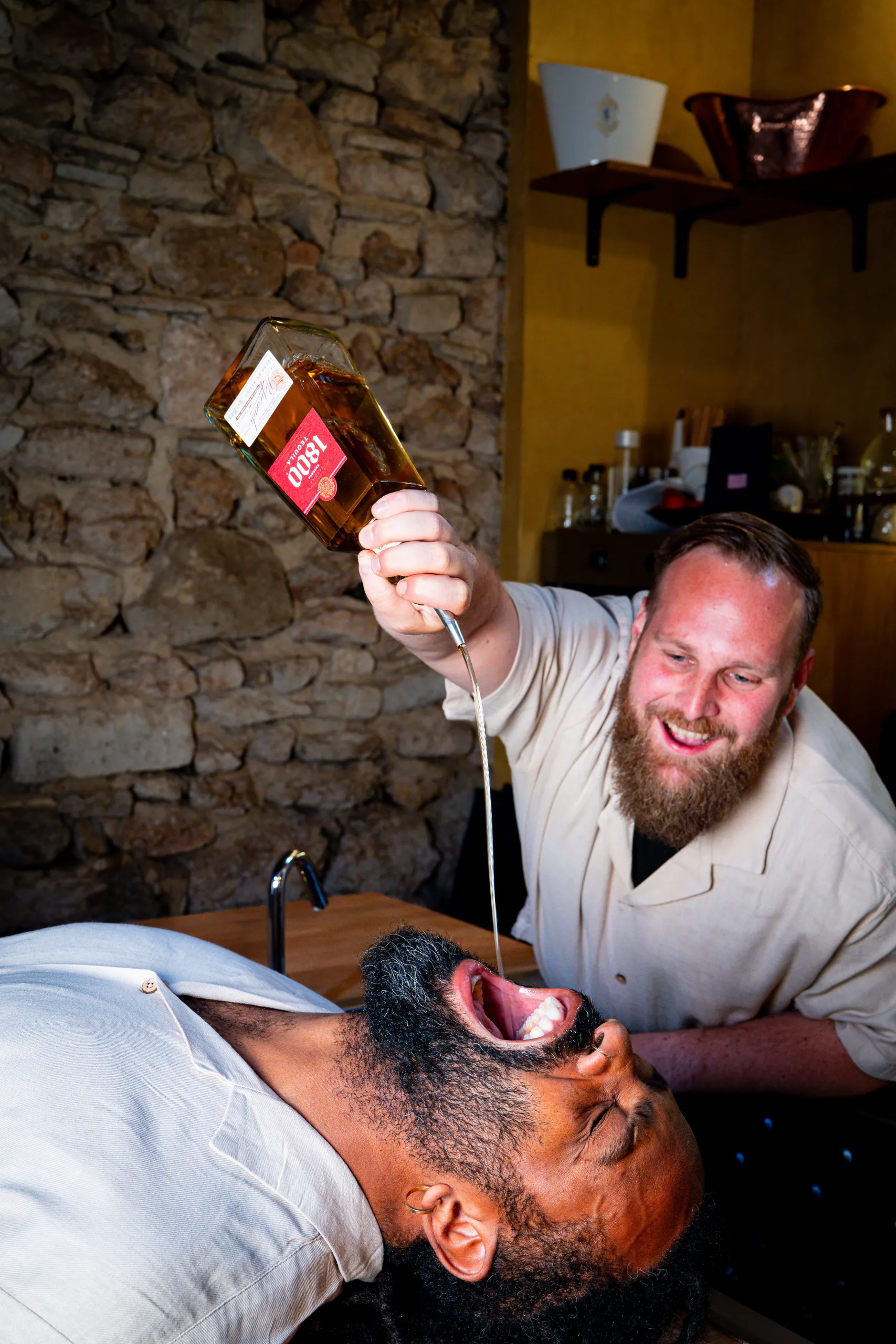 Moment d'humour entre barmen sur le comptoir de La Bonne Dose