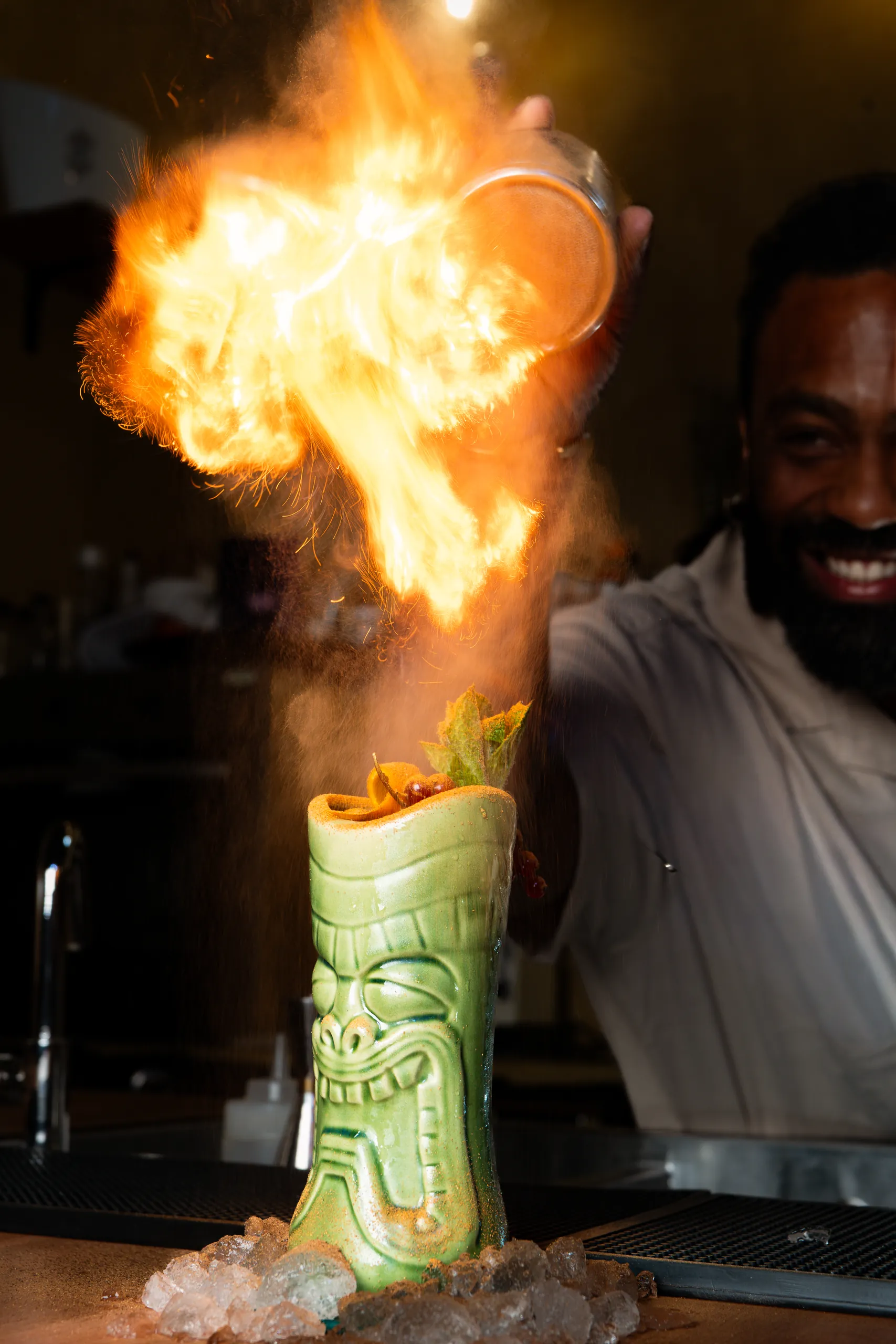 Cocktail tiki flambé préparé à La Bonne Dose
