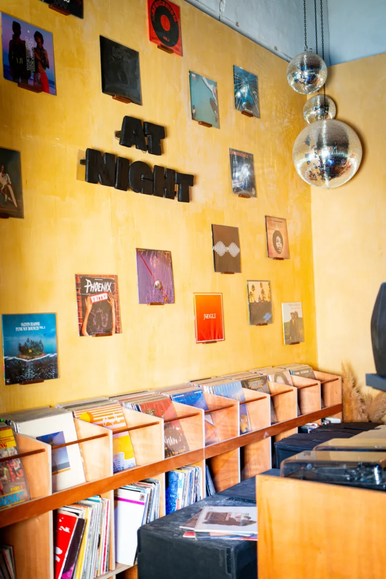 Le bar de La Bonne Dose, murs jaunes et vinyles encadrés