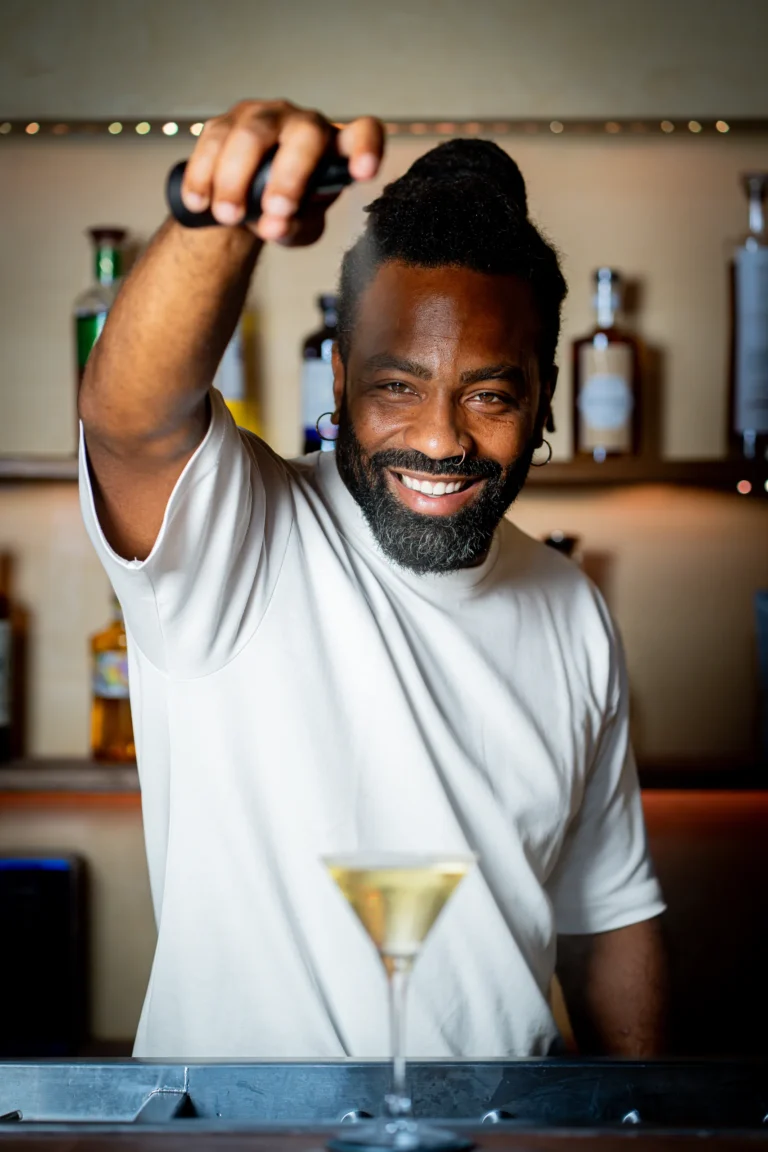Service d'un cocktail dans un verre à martini à La Bonne Dose