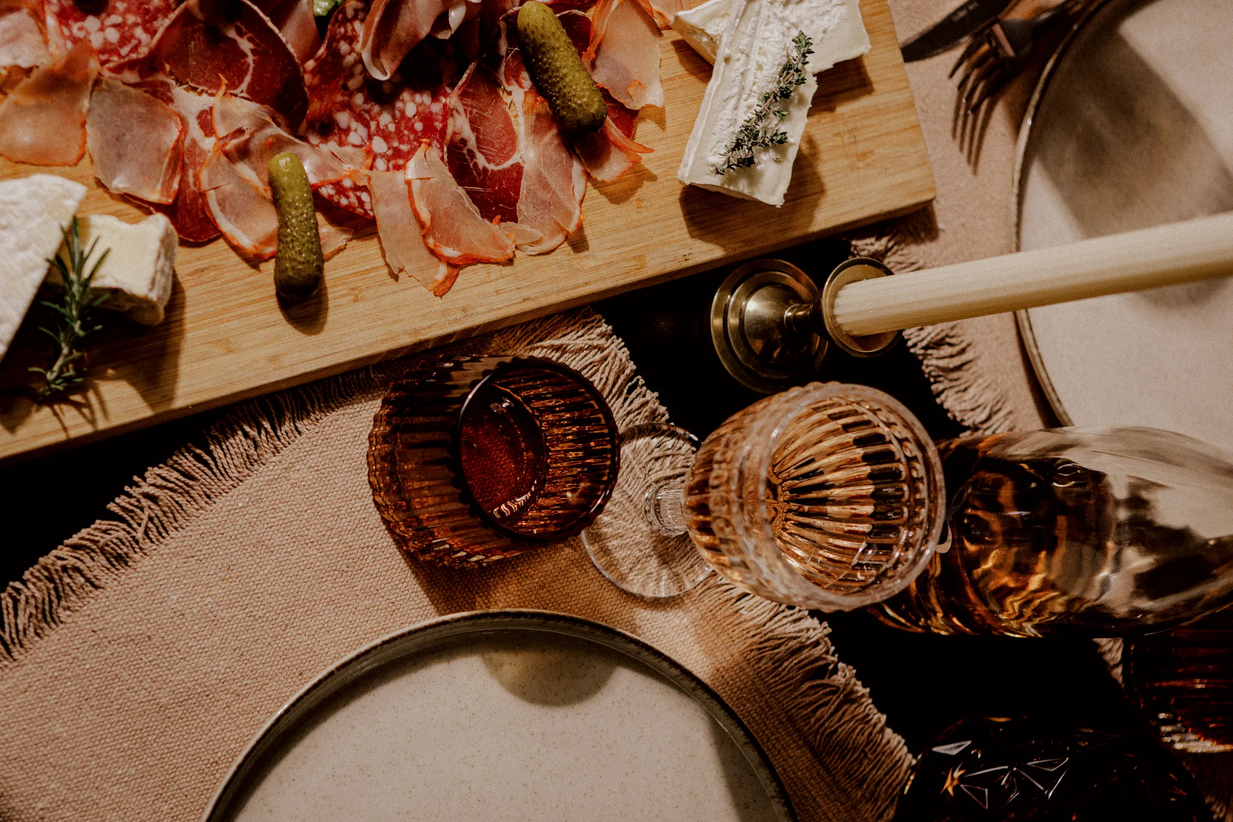 Planche de charcuterie et fromages, verres et bougie au Babbo, Nîmes