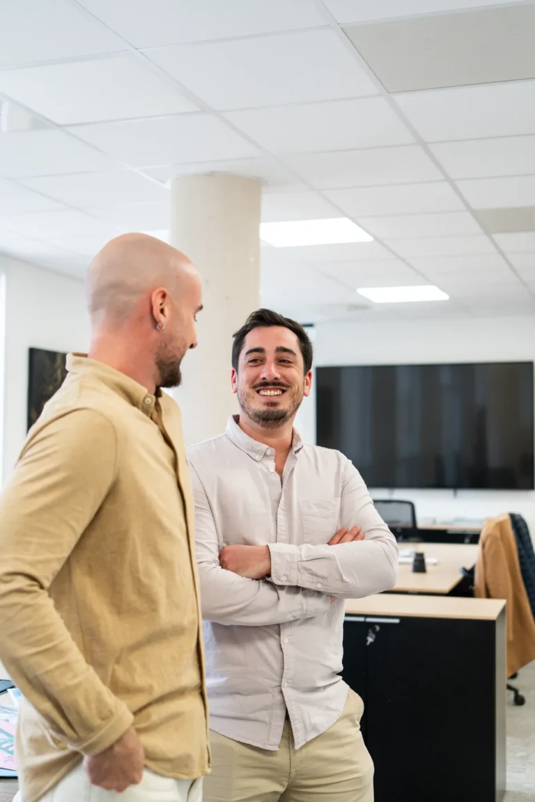Étienne et Jérémie dans les bureaux de Novanéa
