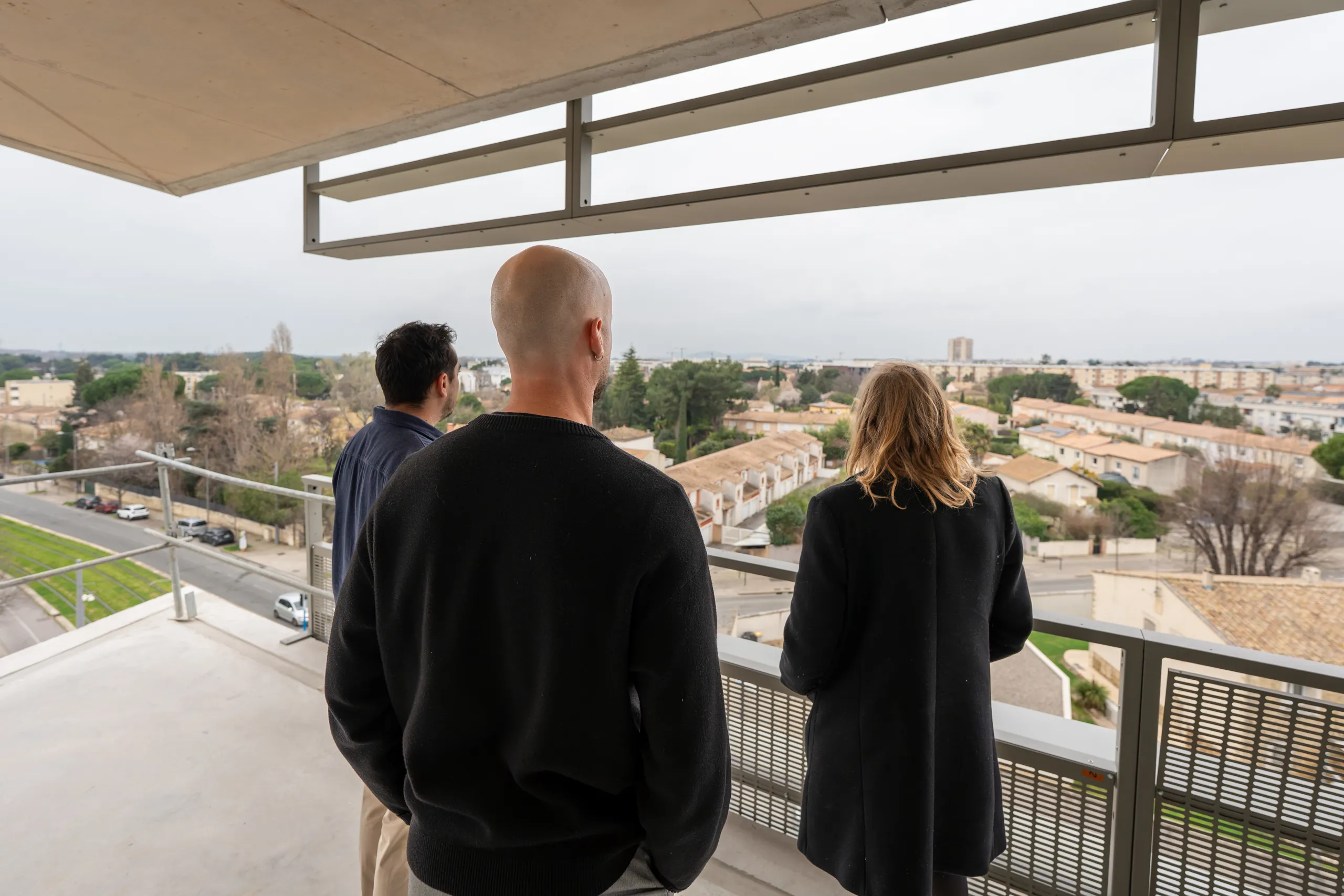 Visite d'un programme immobilier neuf en chantier, balcon avec vue sur Montpellier