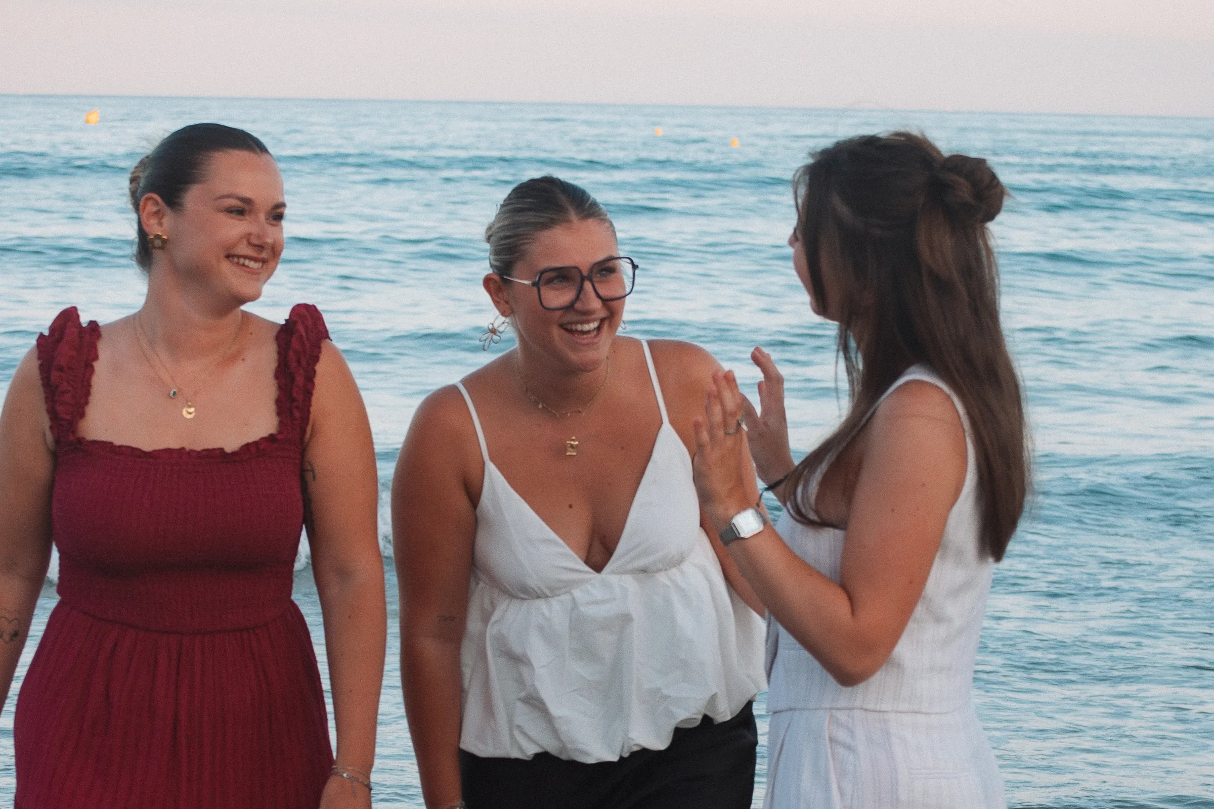 Trois amies au bord de l’eau au coucher du soleil à La Plage des Lézards