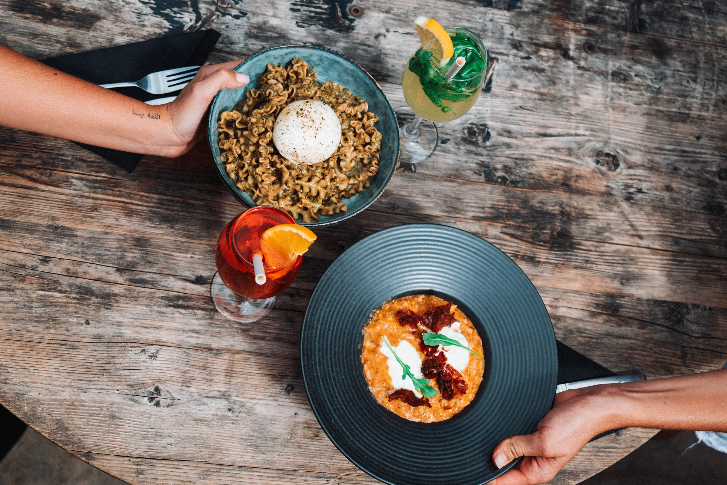 Plats italiens et cocktails sur une table en bois, La Vita Al Dente